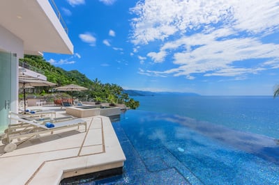 Luxury Villa Photo #4