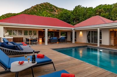 By Night: Modern and chic outdoor lightings.
 