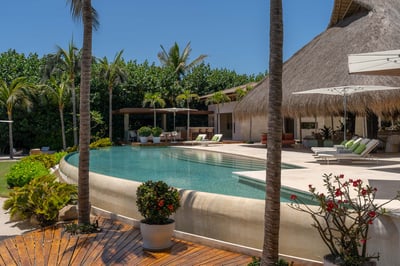 Luxury Villa Photo #6