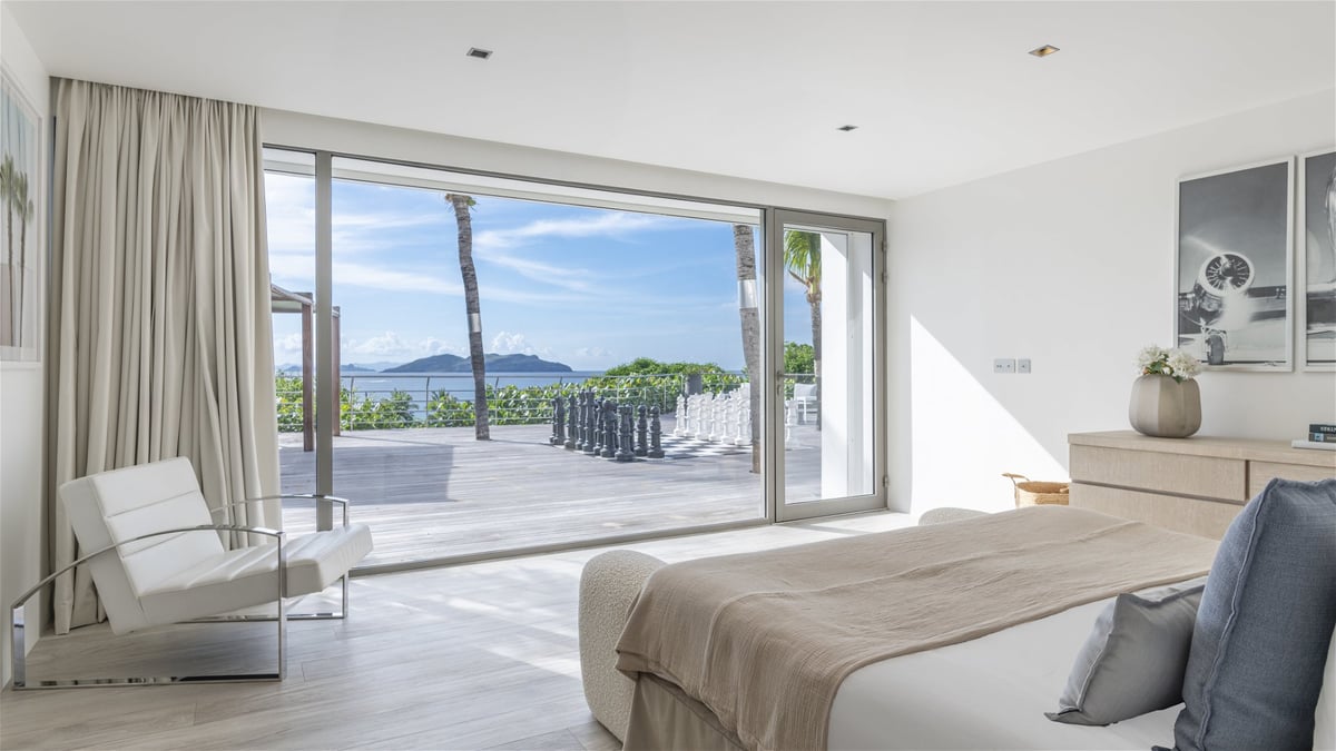 Bedroom 2: Located on the lower level, with ocean view. A king size bed, air conditio - Image 47