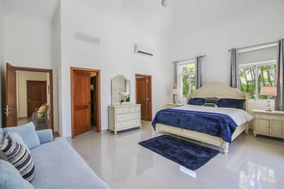 Luxury Villa Photo #28
