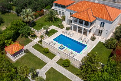 Luxury Villa Photo #4