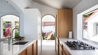 Kitchen & Dining Area: Fully equipped kitchen with breakfast bar, electric oven, electric and gas st