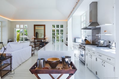 Kitchen & Dining Area: Modern and well equipped. Air conditioning, kitchen island