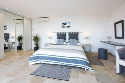 Luxury Villa Photo #22