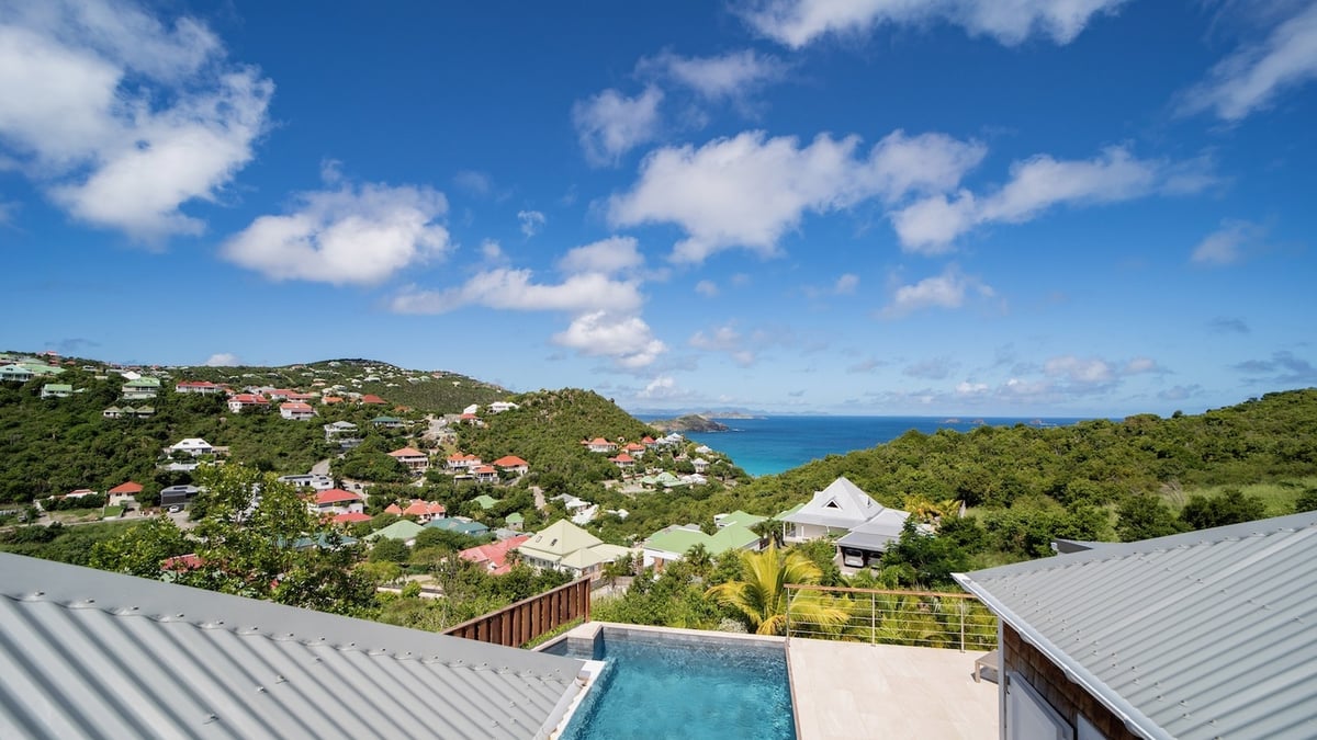 Outdoor: Spectacular views of the ocean, the lush tropical environment, the hills and islets of Four - Image 5