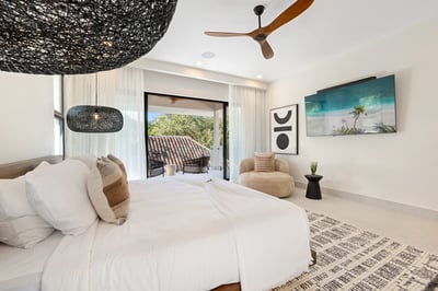 Primary Suite 1: King Bed, AC & TV – Level 2