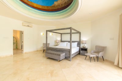 Luxury Villa Photo #23
