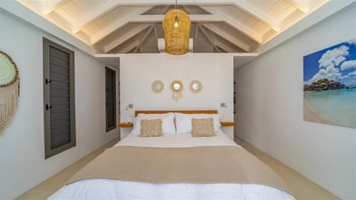 Bedroom 2: On an upper level, in a separate bungalow. King size bed, air conditioning, HD-