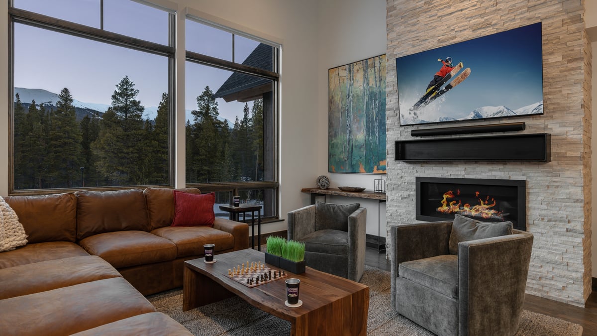Great room with TV and fireplace - Image 6