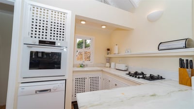 Kitchen & Dining Area