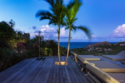 By Night: Modern and chic outdoor lightings.
 