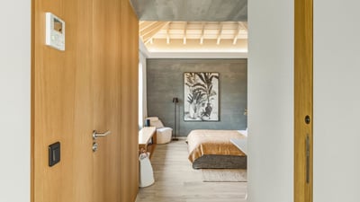 Bedroom: Queen&nbsp;size bed, air conditioning, dressing room, programmable safe. Adjoining bathroom