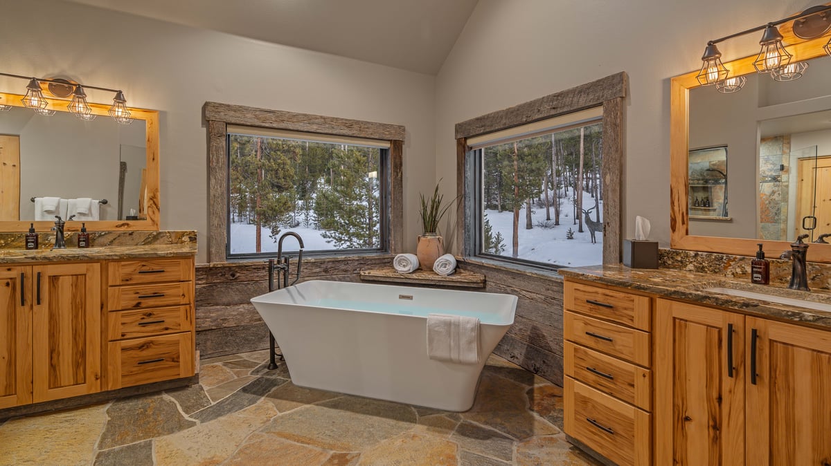 Alpenglow Peaks Lodge