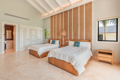 Luxury Villa Photo #40