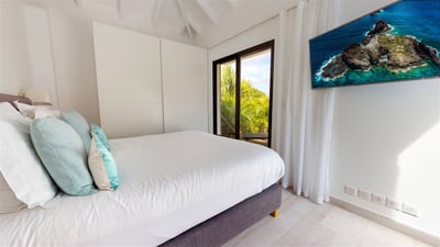 Bedroom 2: Queen size bed, air conditioning, HD-TV, Apple TV. Shared bathroom with It