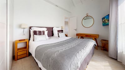 Bedroom 1: Queen size bed, air conditioning, HD-TV, Apple TV. Shared bathroom with It