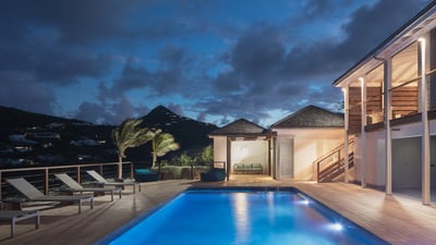 By Night: Modern and chic outdoor lightings.
 