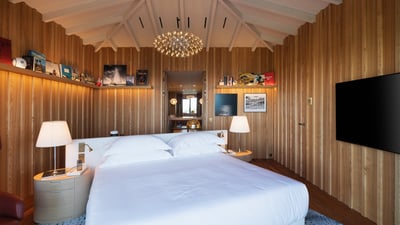 Bedroom 1: In the main building, on the main level. King size bed, air conditioning, HD-TV, Dis