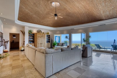 Luxury Villa Photo #22
