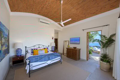 Luxury Villa Photo #25