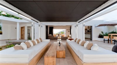 Outdoor Lounge: Outdoor lounge area, in the back of the living room. 