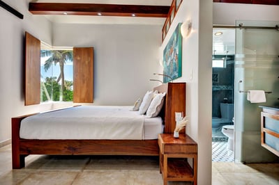 Luxury Villa Photo #23