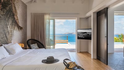 Bedroom 1: On the main level. King size bed, air conditioning, ceiling fan, safe, HD-TV, Dish Networ