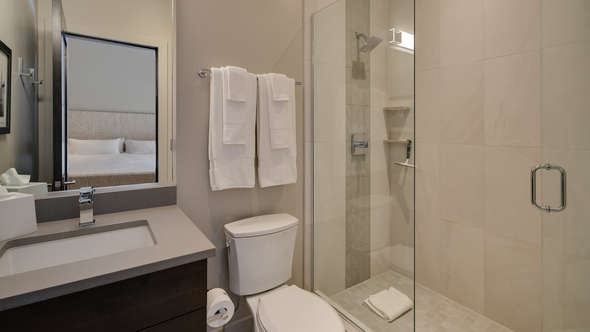 Twin ensuite on lower level - Image 29
