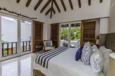Luxury Villa Photo #40