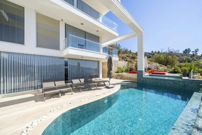 Luxury Villa Photo #3