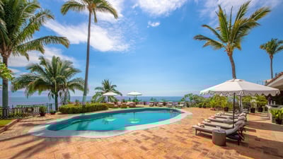 Luxury Villa Photo #3