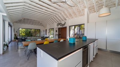 Kitchen & Dining Area