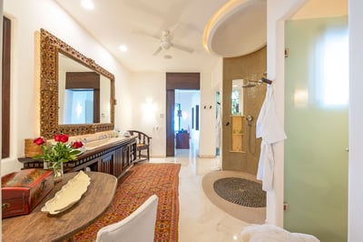 Luxury Villa Photo #32