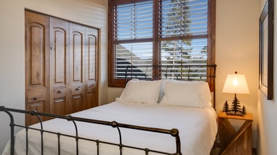 Queen suite 2 on upper level