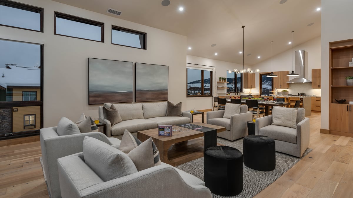 Open concept living space - Image 6
