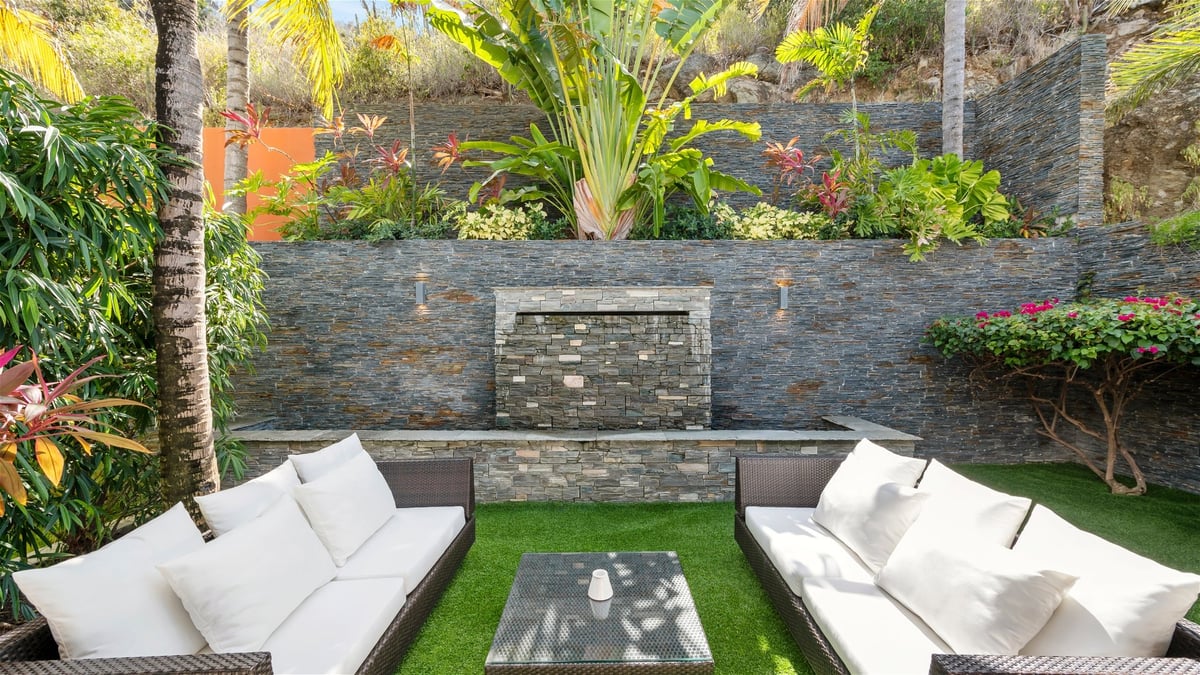 Outdoor Lounge Areas - Image 14