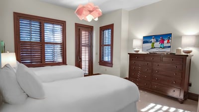 Double twin suite on lower level