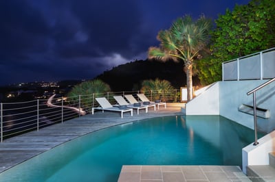By Night: Modern and chic outdoor lighting, charming atmosphere.