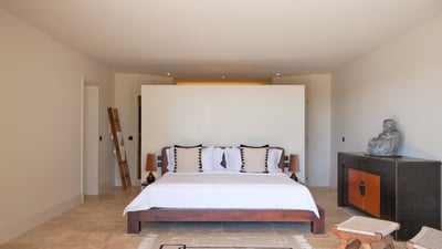 Bedroom 1: King size bed, air conditioning, HD-TV, Dish Network, ceiling fan, safe. Adjoining bathro