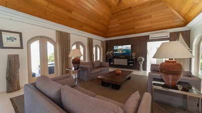 Luxury Villa Photo #40