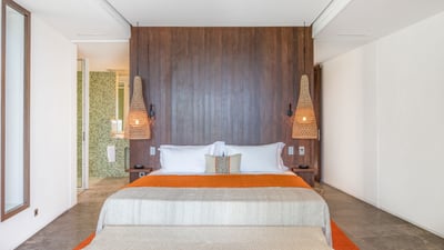 Bedroom 1: King size bed, air conditioning, HD-TV, Apple TV, dressing room, programmable safe. Adjoi