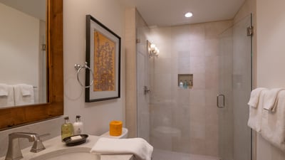 King Guest bedroom ensuite