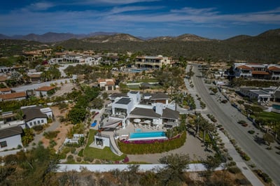 Luxury Villa Photo #37