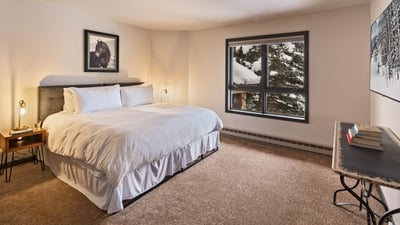 Glacier Lodge East - split king bedroom