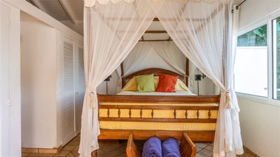 Bedroom 2: Air conditioning, queen size bed, mosquito nets, HD-TV, Apple TV. Ensuite bathroom w