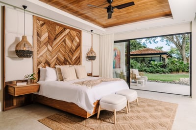 Primary Suite 1: King Bed, AC - Level 1