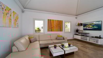 Living & Indoor Dining Areas
