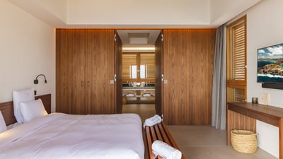 Bedroom 1: King size bed, air conditioning, safe, HD-TV, dish network, Apple TV, WIFI. Ensuite 