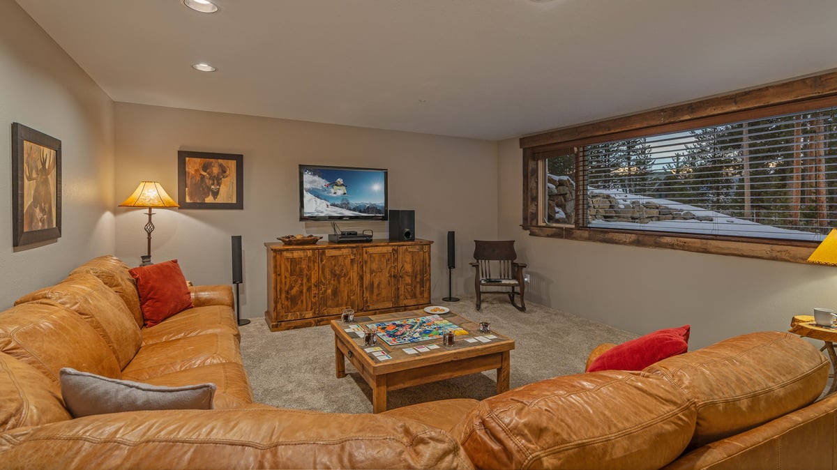 Alpenglow Peaks Lodge